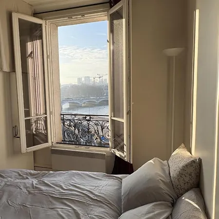 Sunny With Seine View Apartment Paris