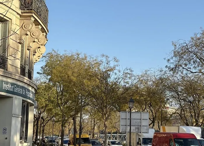 Sunny With Seine View باريس