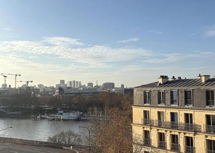 Sunny With Seine View Apartment *